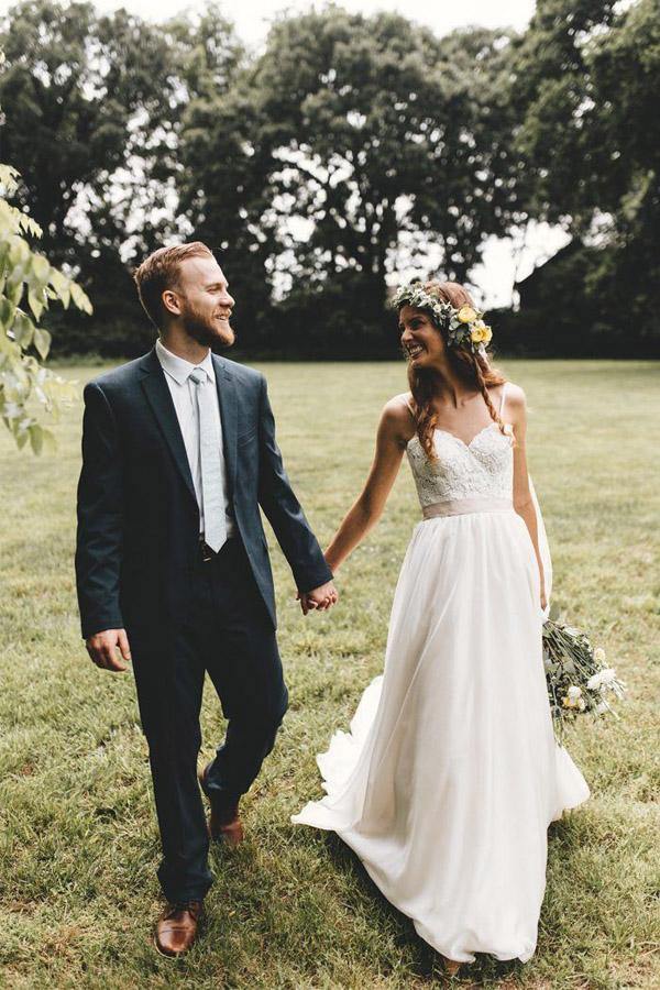 Vestidos de novia con tirantes finos, corte en A, tul y apliques, cola de corte 