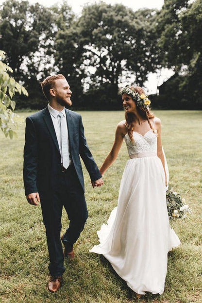 Vestidos de novia con tirantes finos, corte en A, tul y apliques, cola de corte 