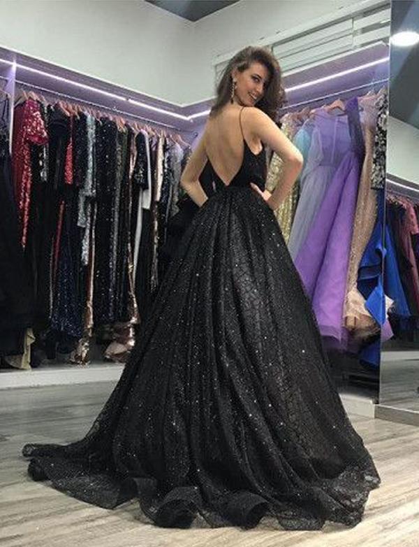 Vestido de fiesta largo negro con tirantes finos y lentejuelas brillantes con abertura en el vestido de noche