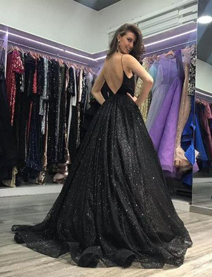 Vestido de fiesta largo negro con tirantes finos y lentejuelas brillantes con abertura en el vestido de noche