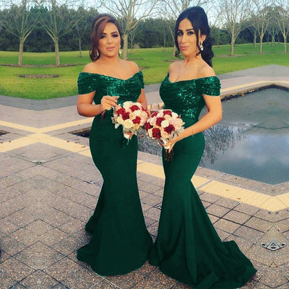 Impresionante vestido de dama de honor color burdeos con cola larga y hombros descubiertos y lentejuelas.