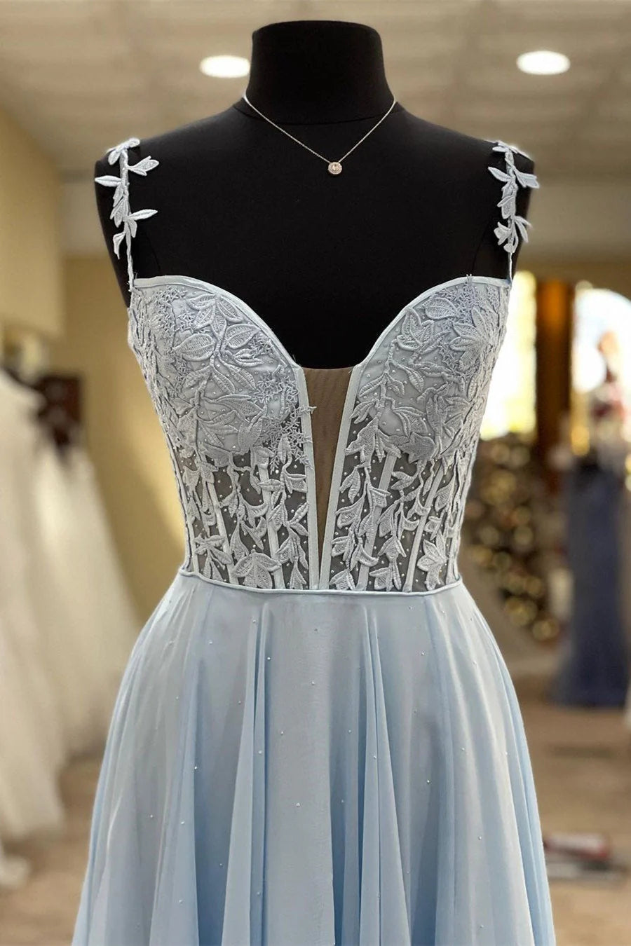 Vestidos de fiesta de tul con escote en forma de corazón, corte en A, cola larga y abertura 