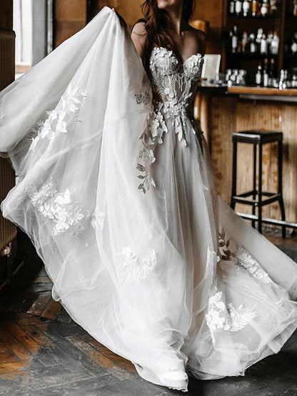 Vestidos de novia de tul con escote en forma de corazón y apliques 