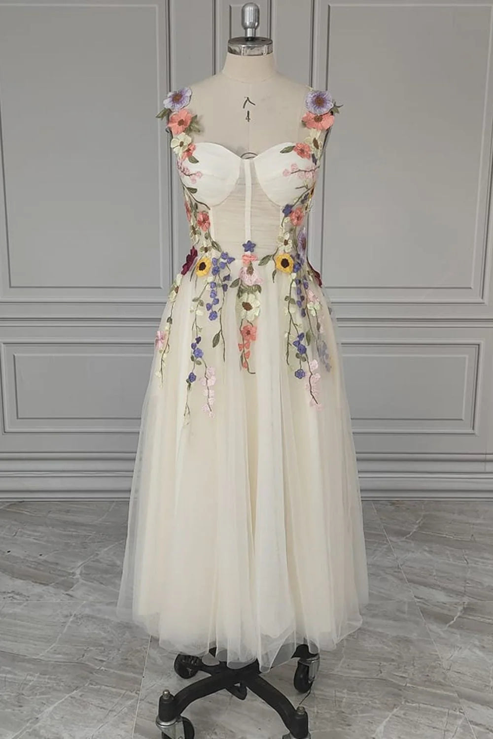 Vestido de fiesta con tirantes finos y flores