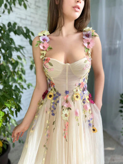 Vestido de fiesta con tirantes finos y flores