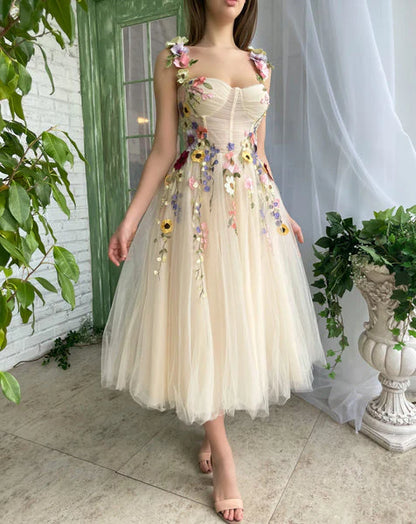 Vestido de fiesta con tirantes finos y flores