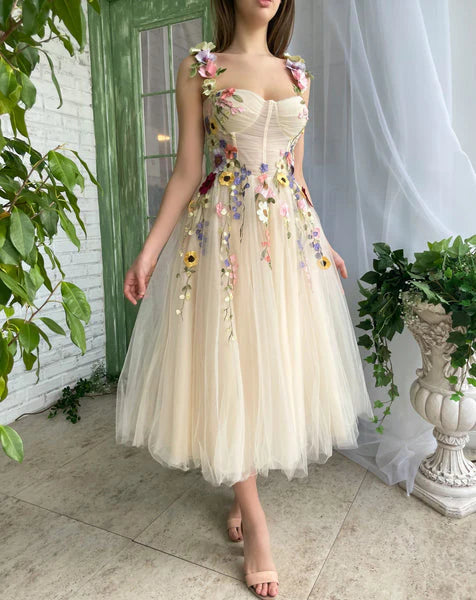 Vestido de fiesta con tirantes finos y flores