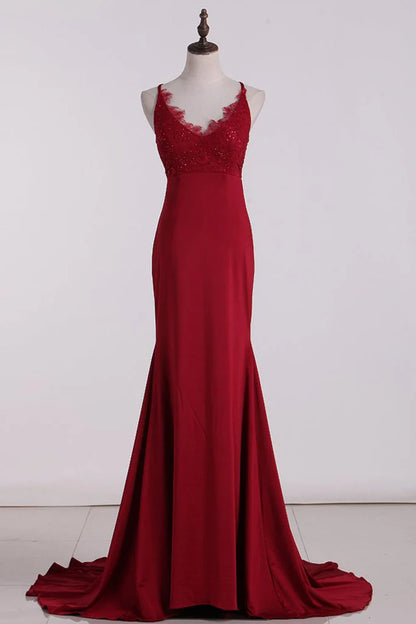 Vestidos de fiesta de sirena sin mangas con tirantes finos, cola larga y apliques de licra 