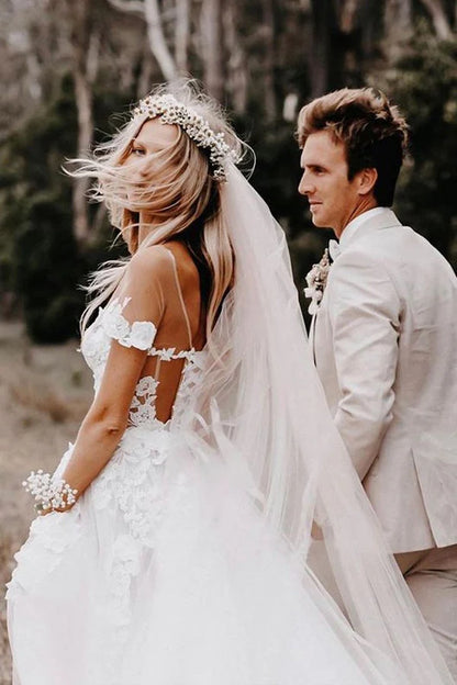 Vestidos de novia con hombros descubiertos y apliques 