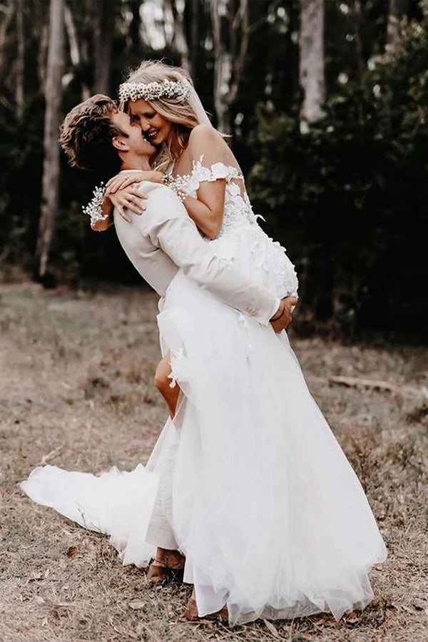 Vestidos de novia con hombros descubiertos y apliques 