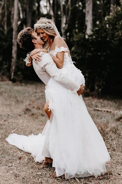 Vestidos de novia con hombros descubiertos y apliques 