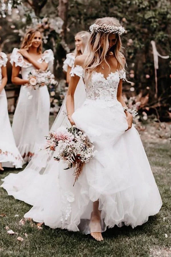 Vestidos de novia con hombros descubiertos y apliques 