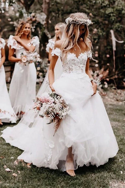 Vestidos de novia con hombros descubiertos y apliques 