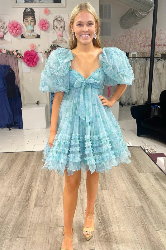 Vestido de cóctel corto único con capas de tul y escote corazón. Vestidos de bienvenida.