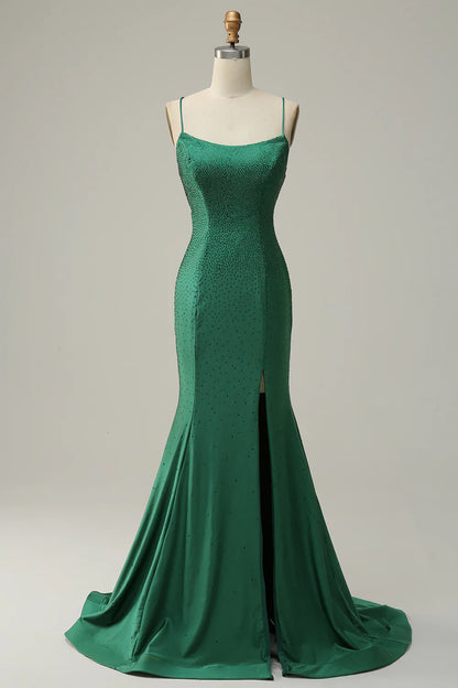 Vestido de fiesta largo verde oscuro con tirantes finos y sirena y cuentas