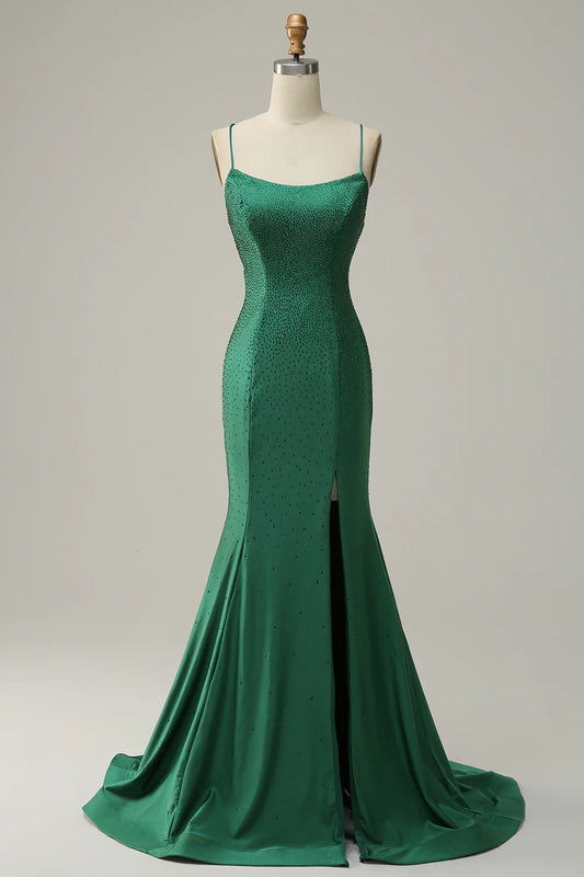 Vestido de fiesta largo verde oscuro con tirantes finos y sirena y cuentas