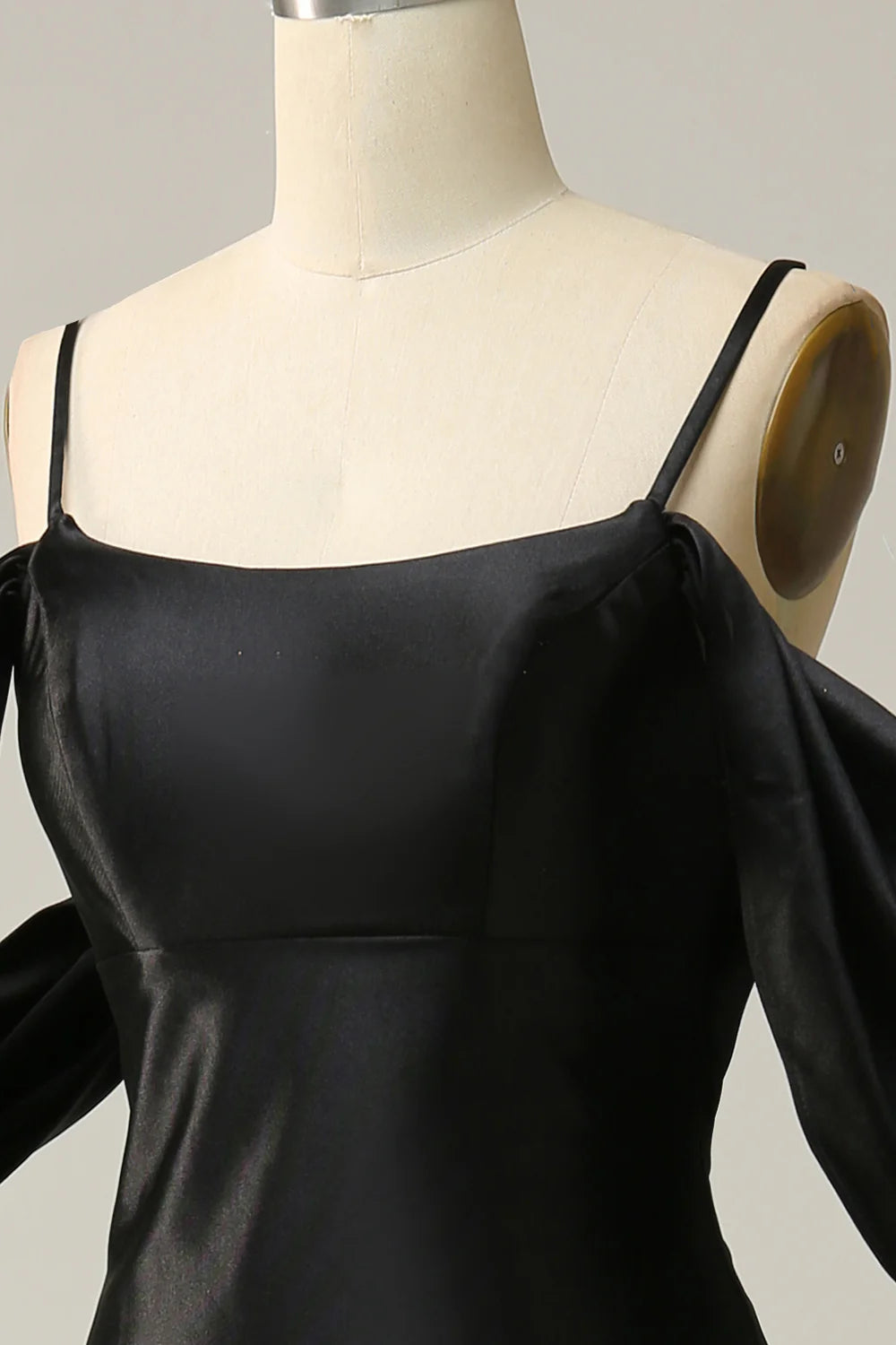 Vestido de fiesta largo negro con hombros descubiertos y espalda abierta de sirena 