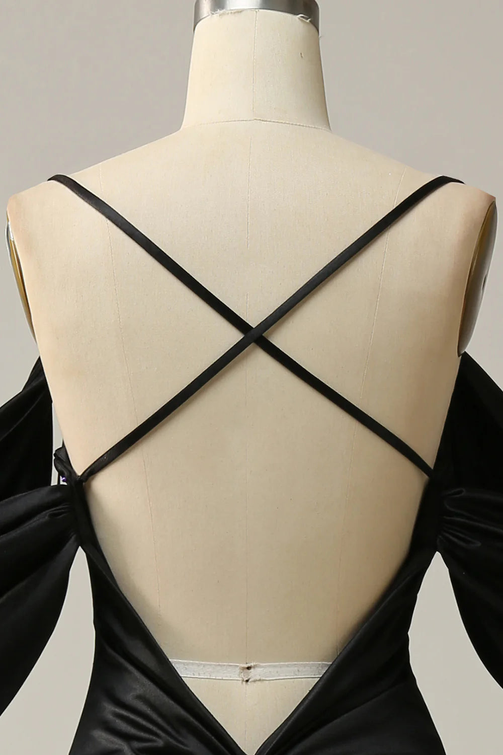 Vestido de fiesta largo negro con hombros descubiertos y espalda abierta de sirena 