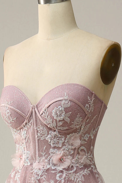 Vestido de fiesta largo en gris y morado con escote en forma de corazón y apliques