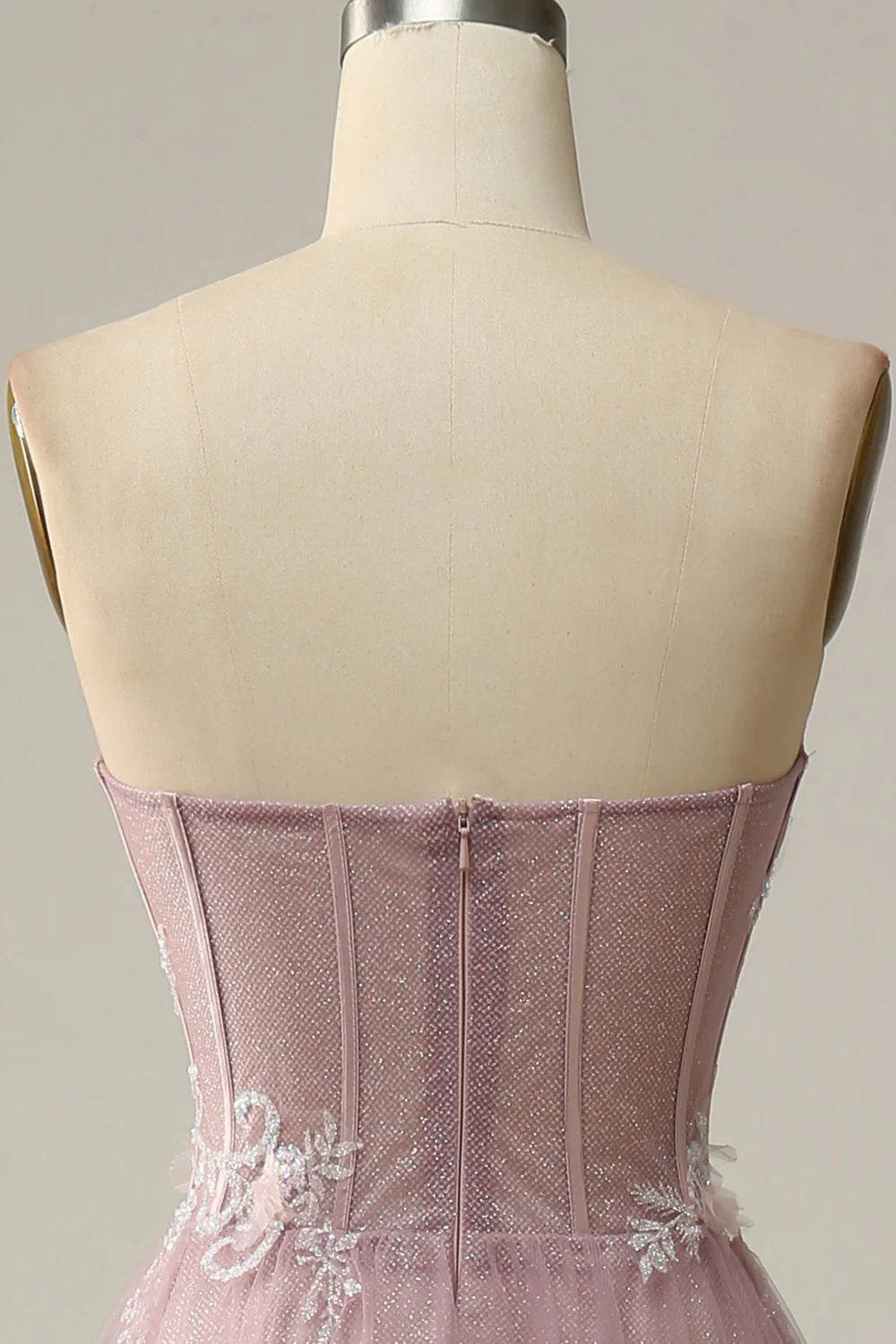 Vestido de fiesta largo en gris y morado con escote en forma de corazón y apliques