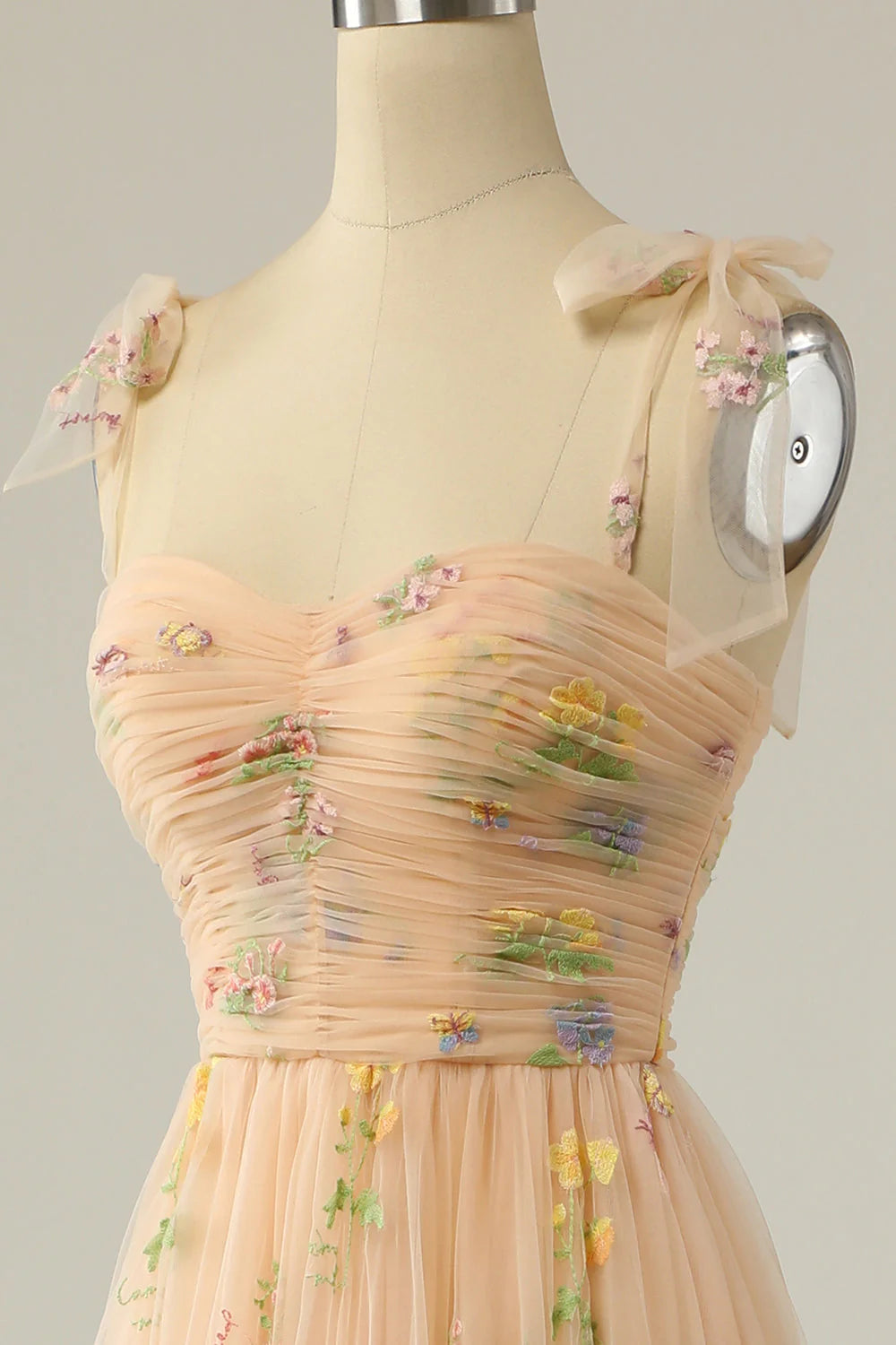 Vestido de fiesta largo con bordado color champán