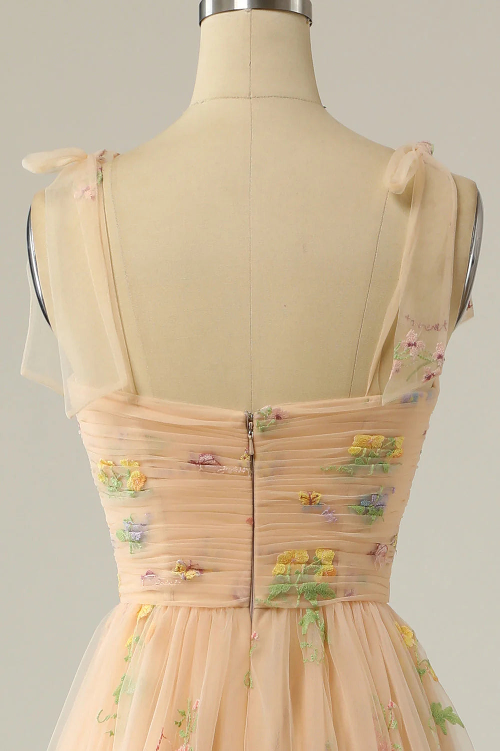 Vestido de fiesta largo con bordado color champán