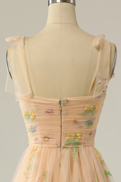 Vestido de fiesta largo con bordado color champán