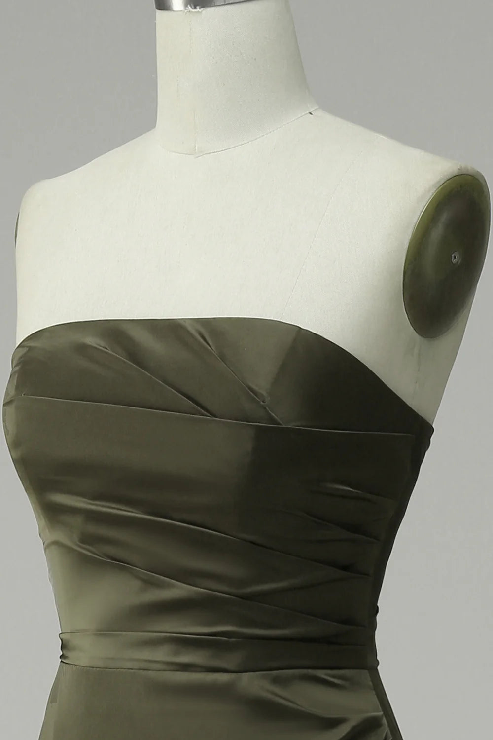 Vestido de fiesta de sirena de satén verde sin tirantes con abertura 