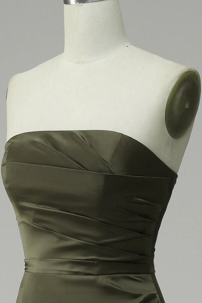 Vestido de fiesta de sirena de satén verde sin tirantes con abertura 