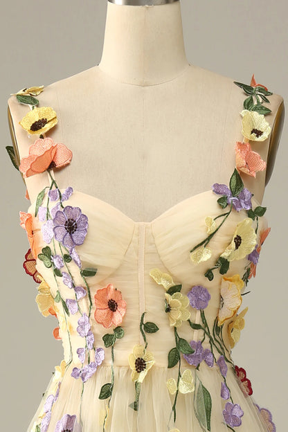 Vestido de fiesta color champán con tirantes finos y flores 3D
