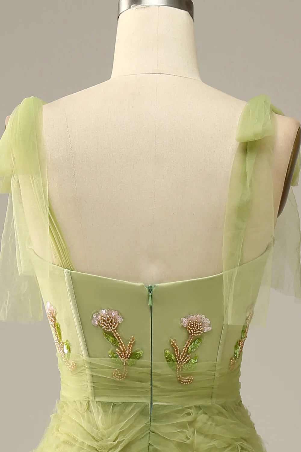 Vestido de fiesta verde claro de corte A con bordado