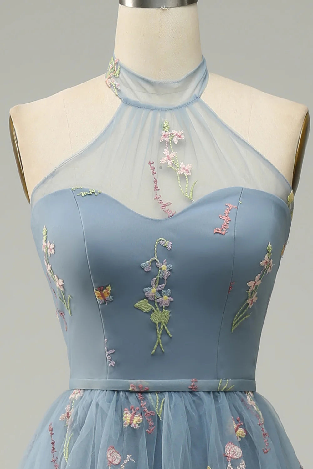 Vestido de fiesta de tul con cuello halter y bordado en forma de A 