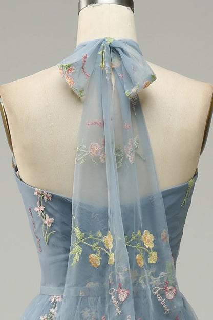 Vestido de fiesta de tul con cuello halter y bordado en forma de A 