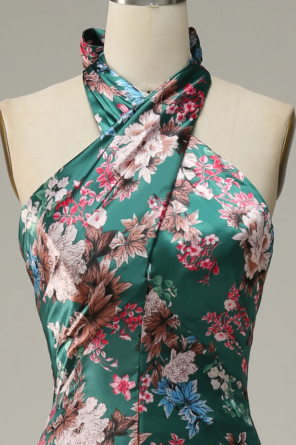 Vestido de fiesta de satén con cuello halter y estampado floral 