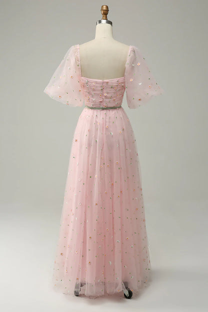 Vestido de fiesta largo en color rubor con escote en forma de corazón y bordado 