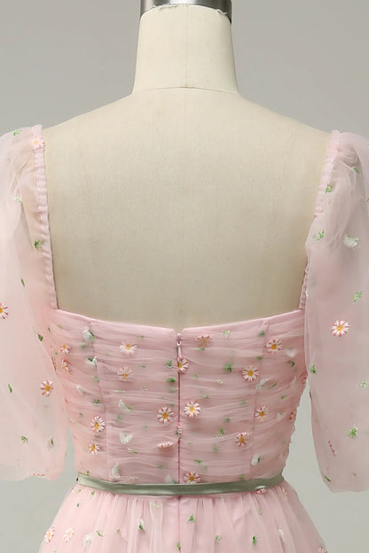 Vestido de fiesta largo en color rubor con escote en forma de corazón y bordado 