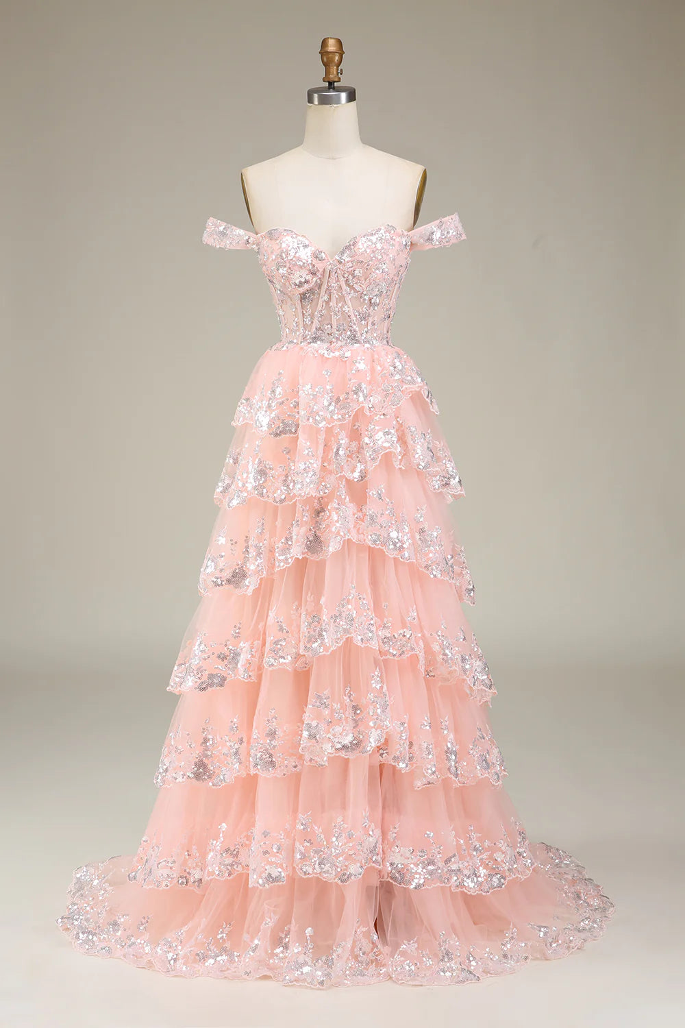 Vestido de fiesta negro con hombros descubiertos y capas 