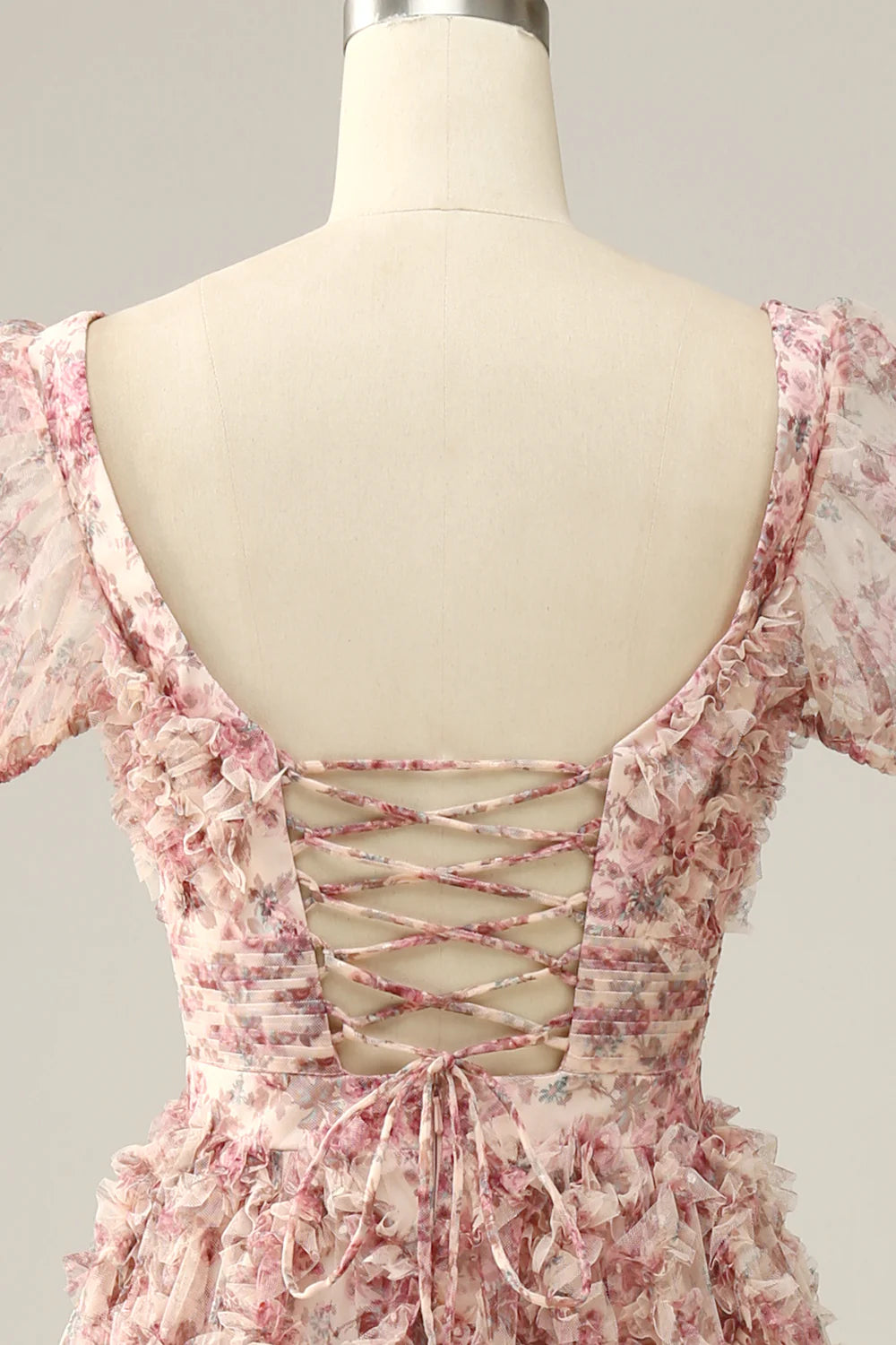 Vestido de fiesta con escote cuadrado y flores en color rojo marfil