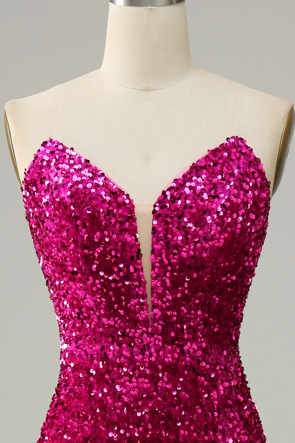 Vestido de fiesta rosa intenso sin tirantes con lentejuelas y abertura