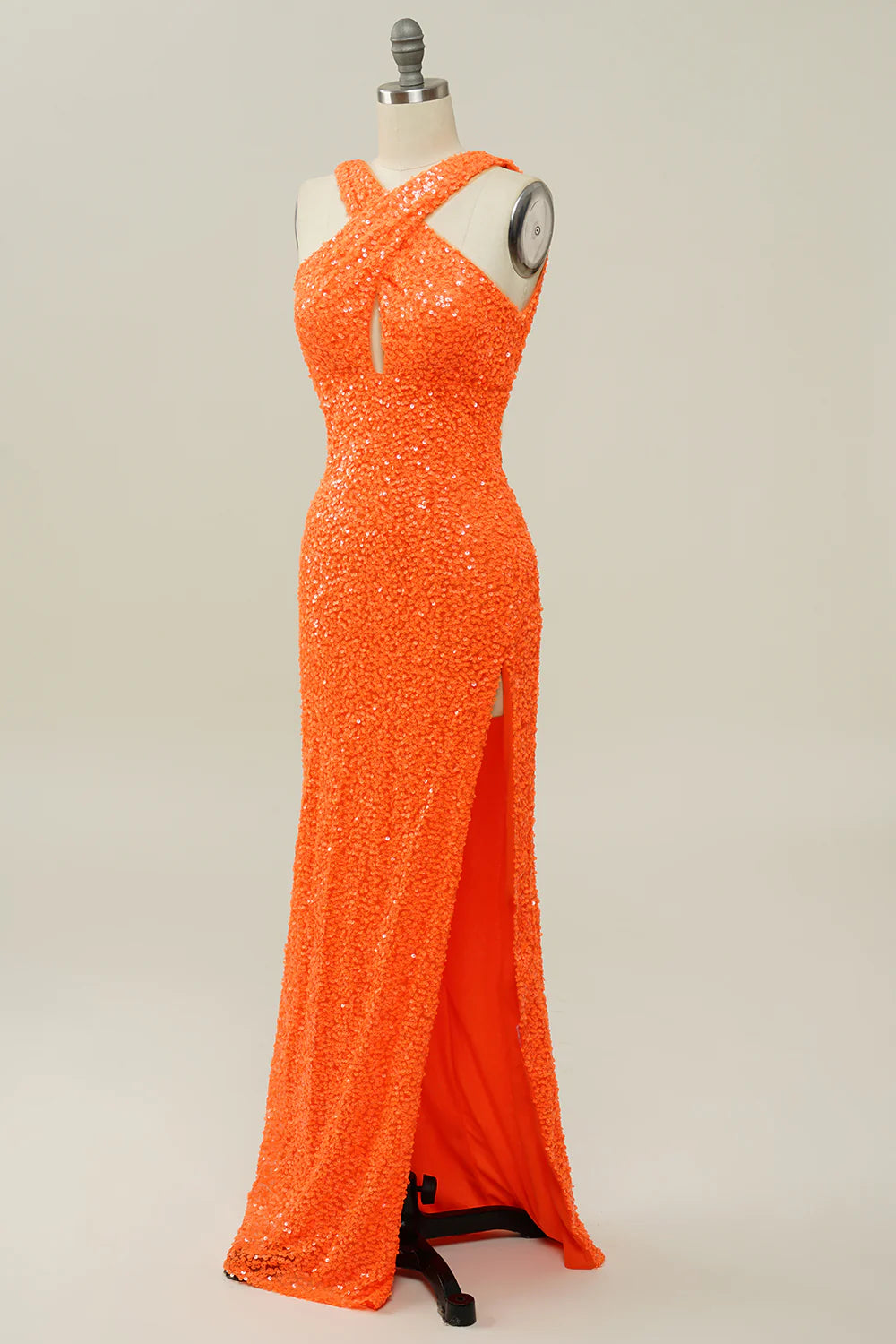 Vestido de fiesta de sirena con espalda descubierta, lentejuelas y cuello halter en color naranja