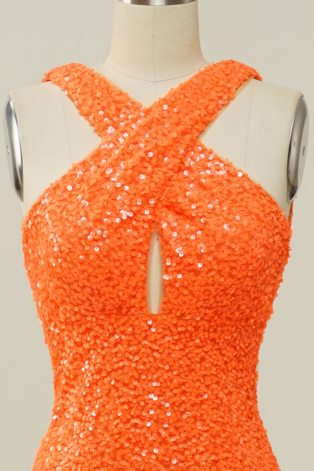 Vestido de fiesta de sirena con espalda descubierta, lentejuelas y cuello halter en color naranja