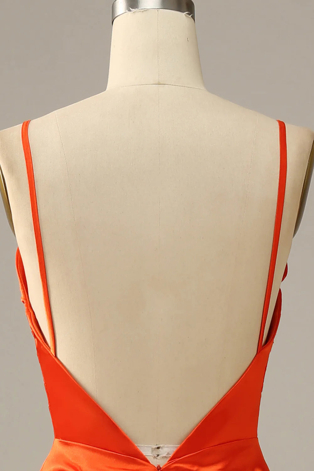 Vestido de fiesta de sirena con tirantes finos en color naranja 