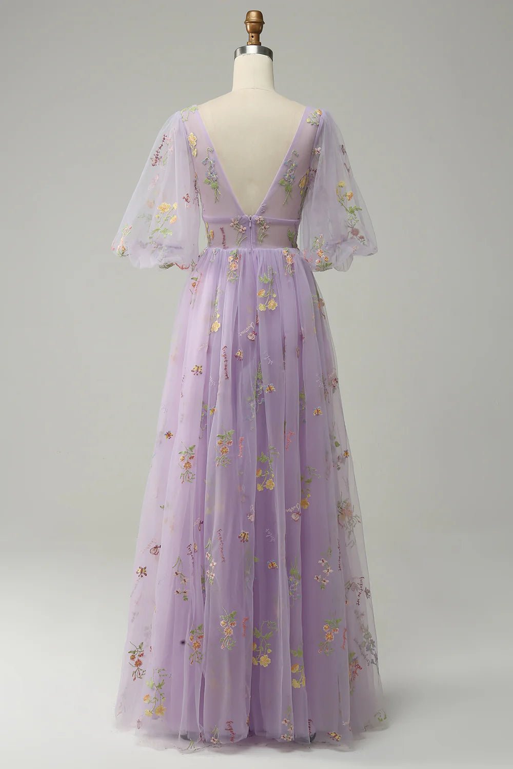 Vestido de fiesta largo color lavanda con escote en V y bordado, mangas cortas 