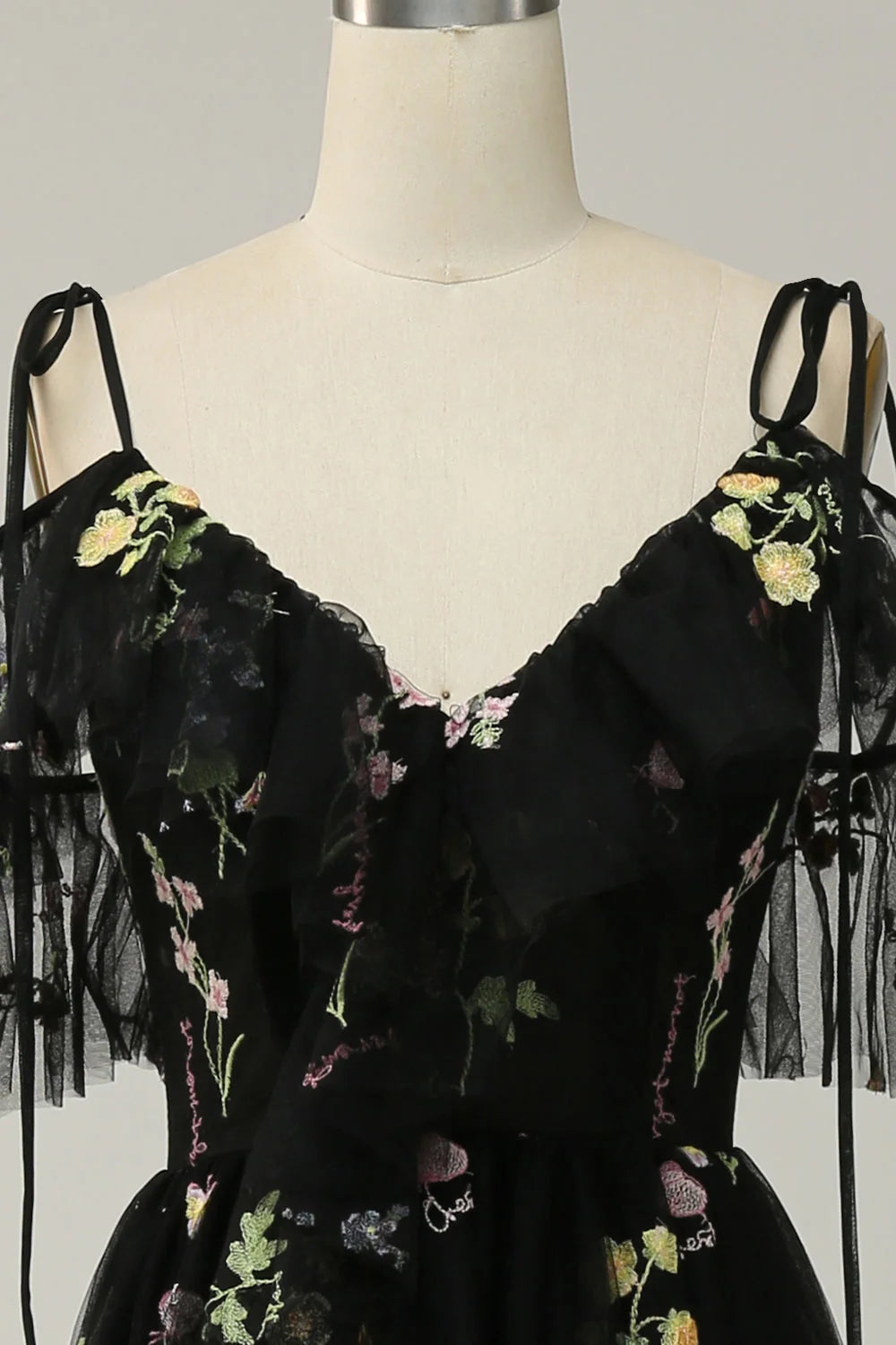 Vestido de fiesta largo negro con escote en V, tirantes finos, bordado y abertura