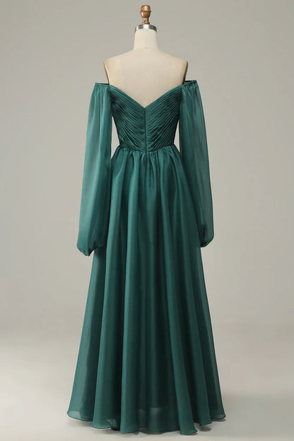 Vestido de fiesta de manga larga con hombros descubiertos y volantes