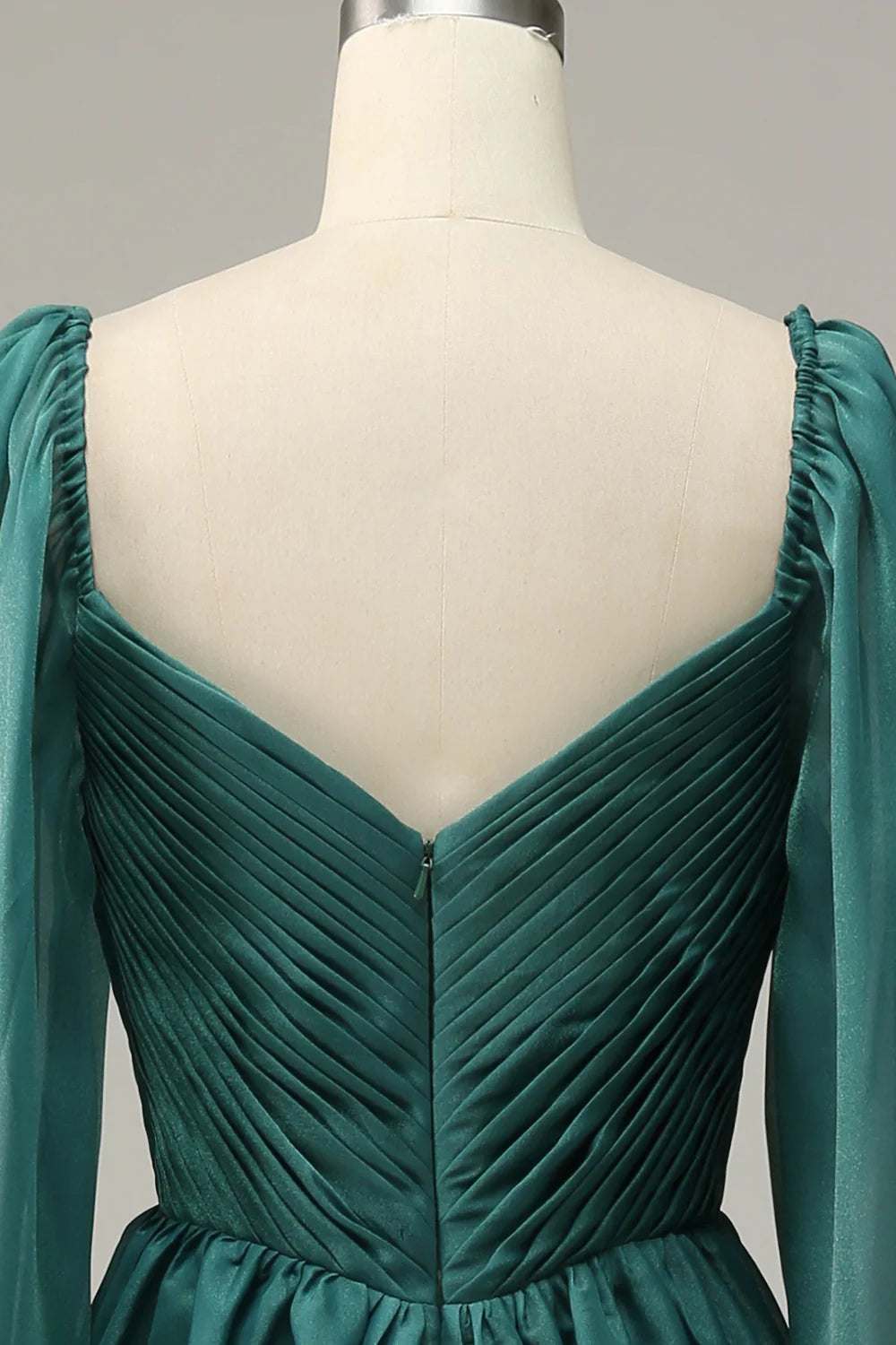 Vestido de fiesta de manga larga con hombros descubiertos y volantes