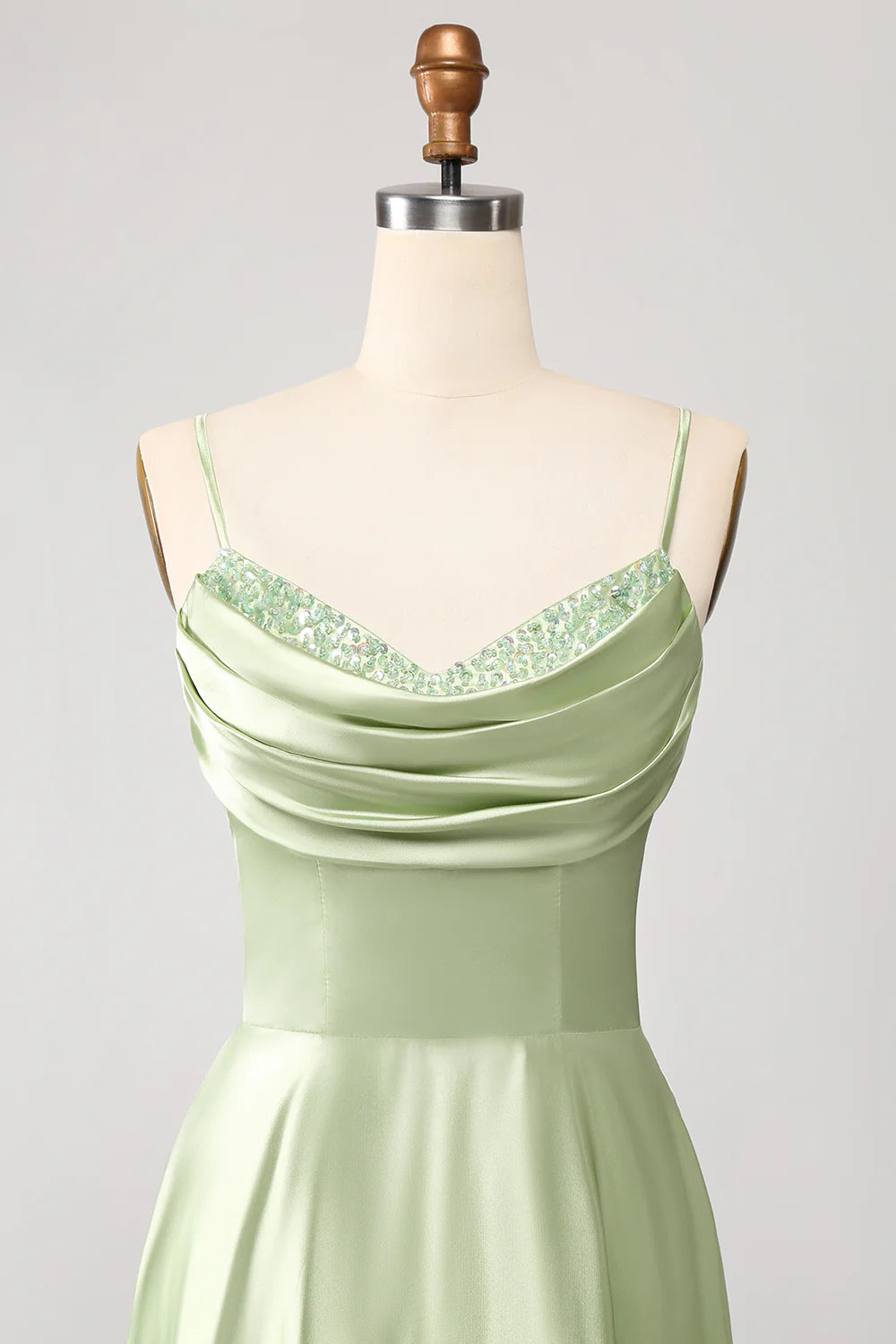 Vestido de fiesta largo de satén con cuello vuelto, corte A y pliegues en color salvia polvorienta 