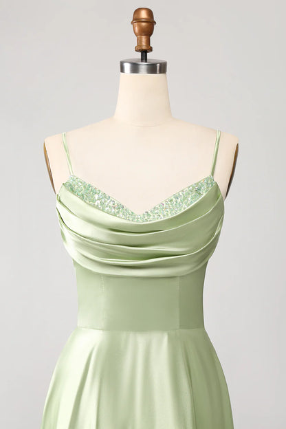 Vestido de fiesta largo de satén con cuello vuelto, corte A y pliegues en color salvia polvorienta 