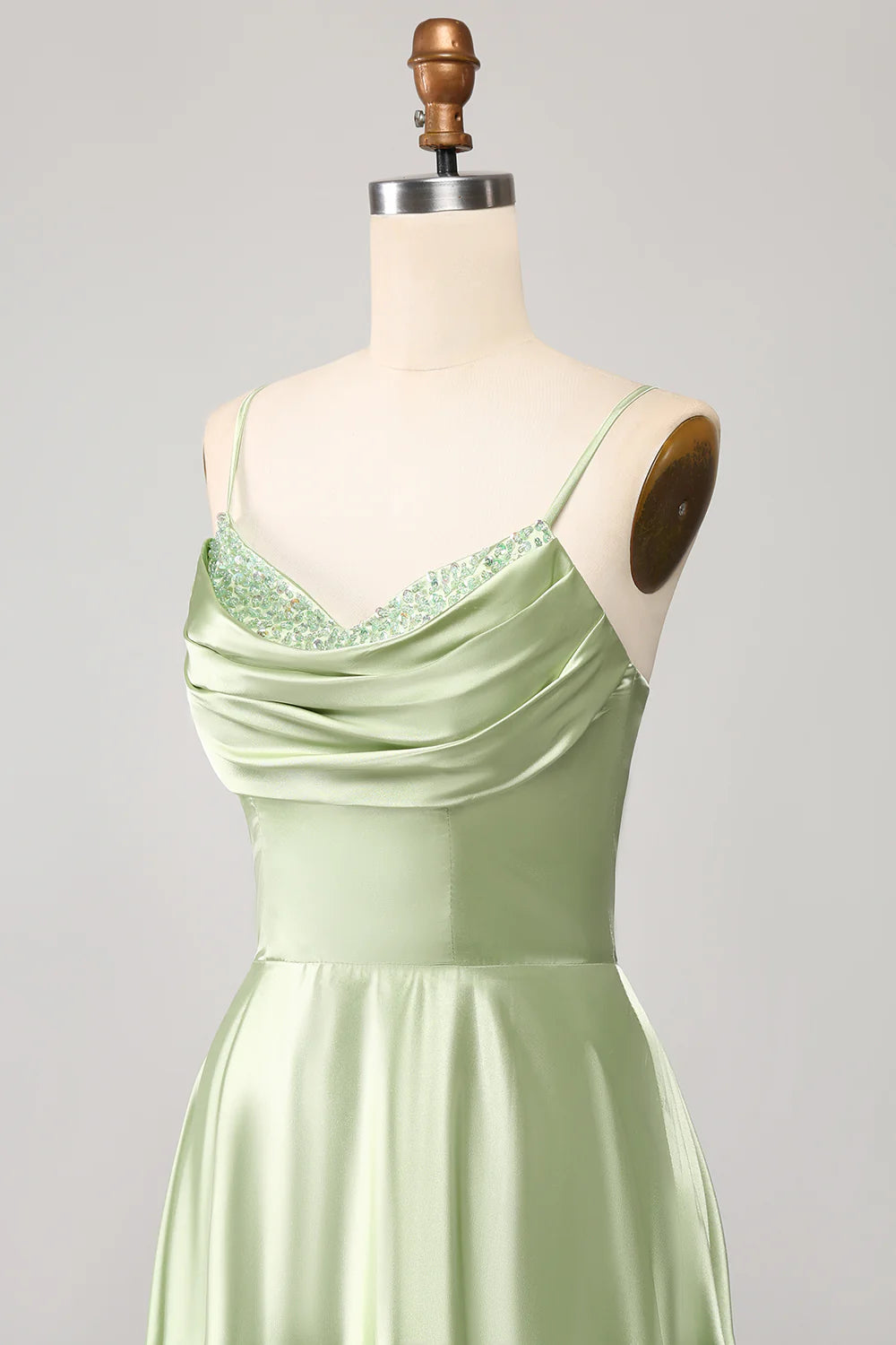 Vestido de fiesta largo de satén con cuello vuelto, corte A y pliegues en color salvia polvorienta 