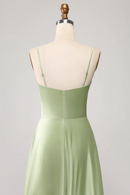 Vestido de fiesta largo de satén con cuello vuelto, corte A y pliegues en color salvia polvorienta 